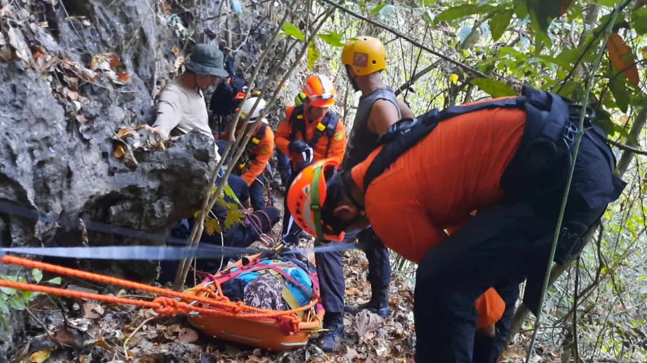 Tim SAR Evakuasi 6 Mahasiswa yang Kelelahan di Gunung Goa Pangkep