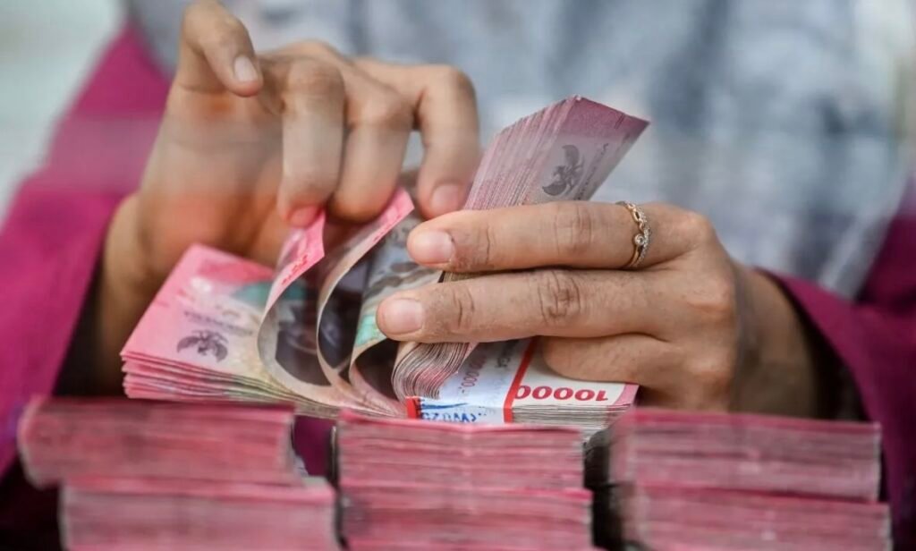 Harga Minyak Masih Tinggi, Rupiah Kembali Melemah terhadap Dolar AS