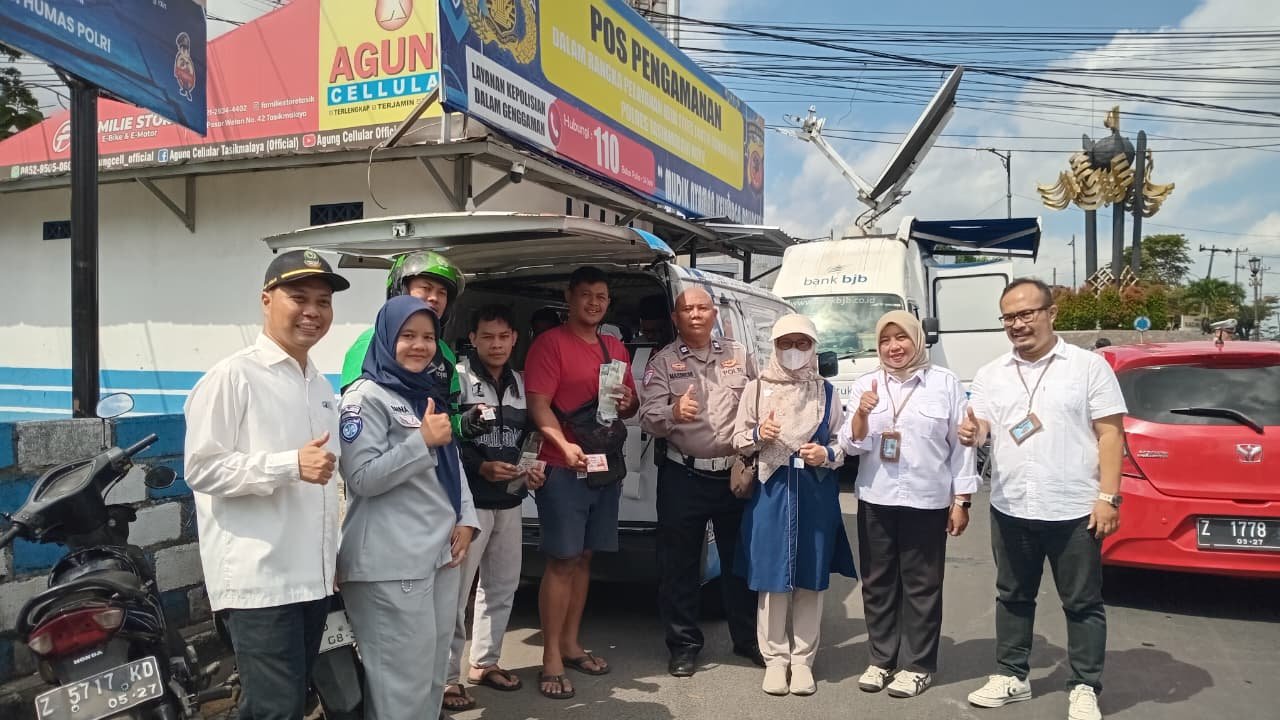 Hari Kedua Operasi Gabungan, Jasa Raharja Bersama Tim Pembina Samsat Kota Tasikmalaya Intensifkan Kepatuhan Pajak Kendaraan di Bundaran Linggajaya