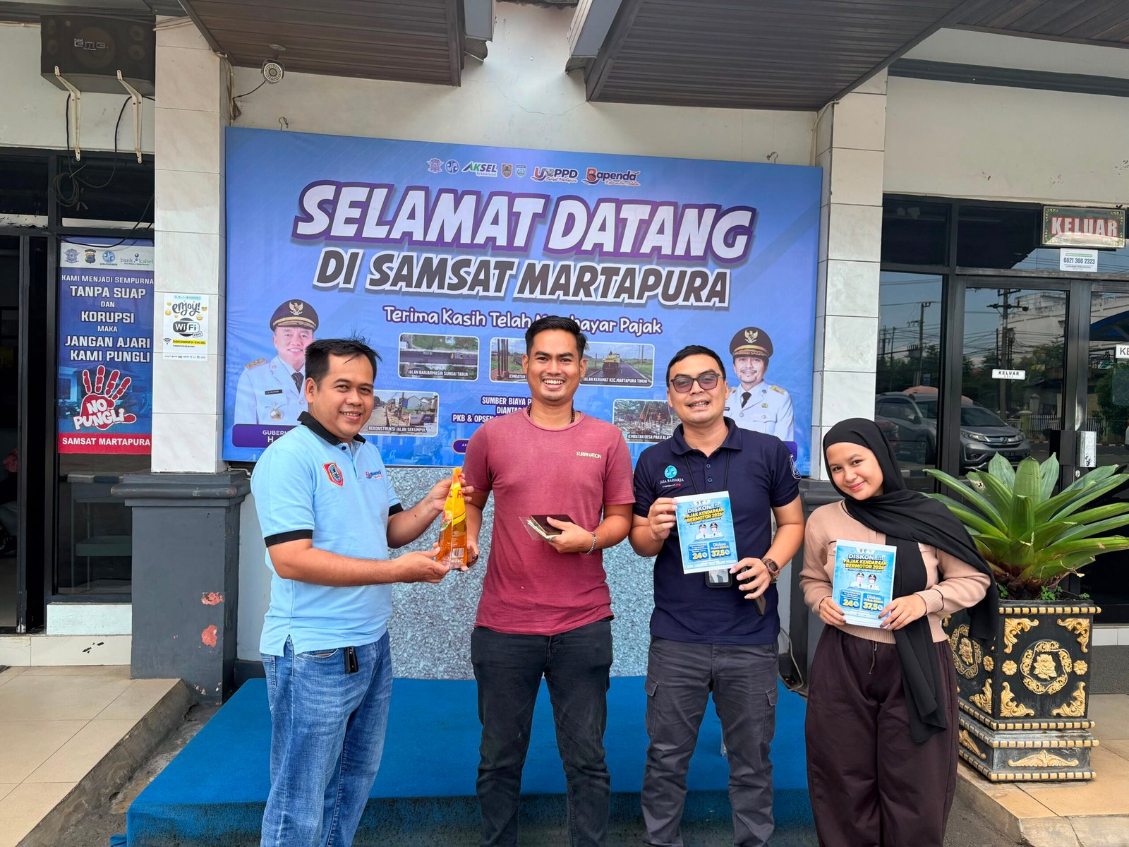 Apresiasi Wajib Pajak, Tim Pembina Samsat Martapura Bagikan Helm dan Sembako