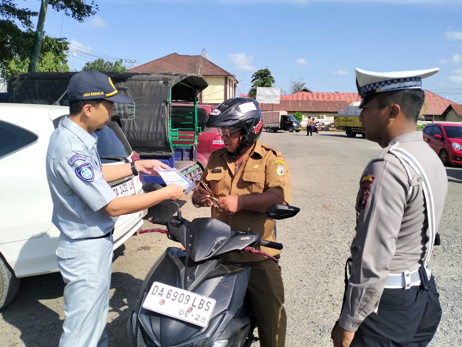Bangun Kesadaran Tertib Kendaraan, Samsat Pelaihari Gelar Sosialisasi Kepatuhan di Terminal Tanah Habang