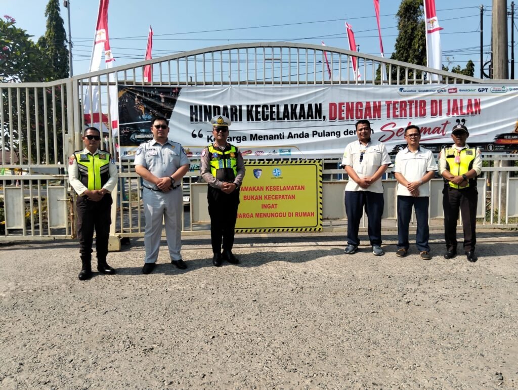 Jasa Raharja dan Satlantas Polresta Pati Laksanakan Action Plan FLLAJ melalui Pemasangan Papan Imbauan Keselamatan di Kawasan Industri