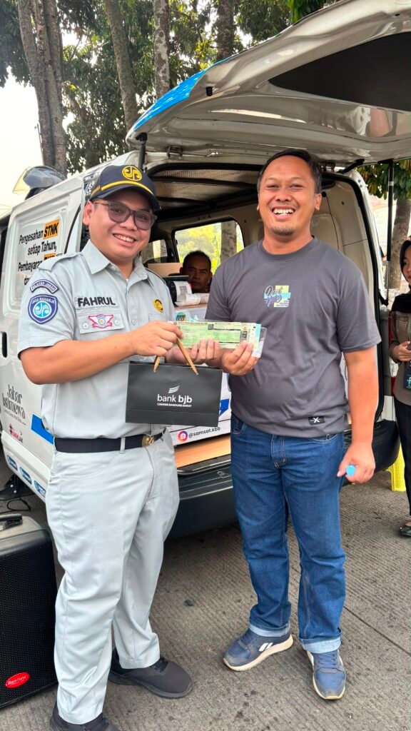 Tim Pembina Samsat Kab Bandung Barat dan Bapenda Kab Bandung Barat Melakukan Operasi Gabungan di Wilayah Kab Bandung Barat