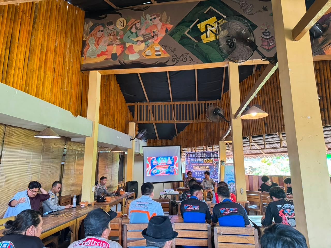 Jasa Raharja Cabang Mamuju dan Ditlantas Polda Sulbar Gelar Safety Campaign dan PPGD Bersama Komunitas Otomotif
