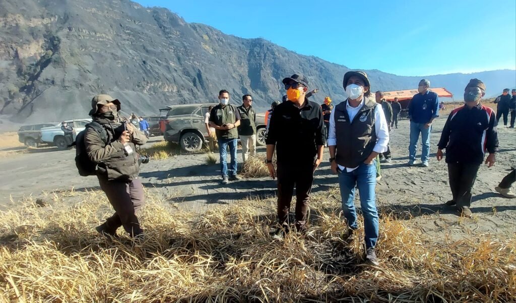 Menteri Kehutanan Raja Juli Tinjau Langsung Pemadaman Karhutla di Gunung Bromo