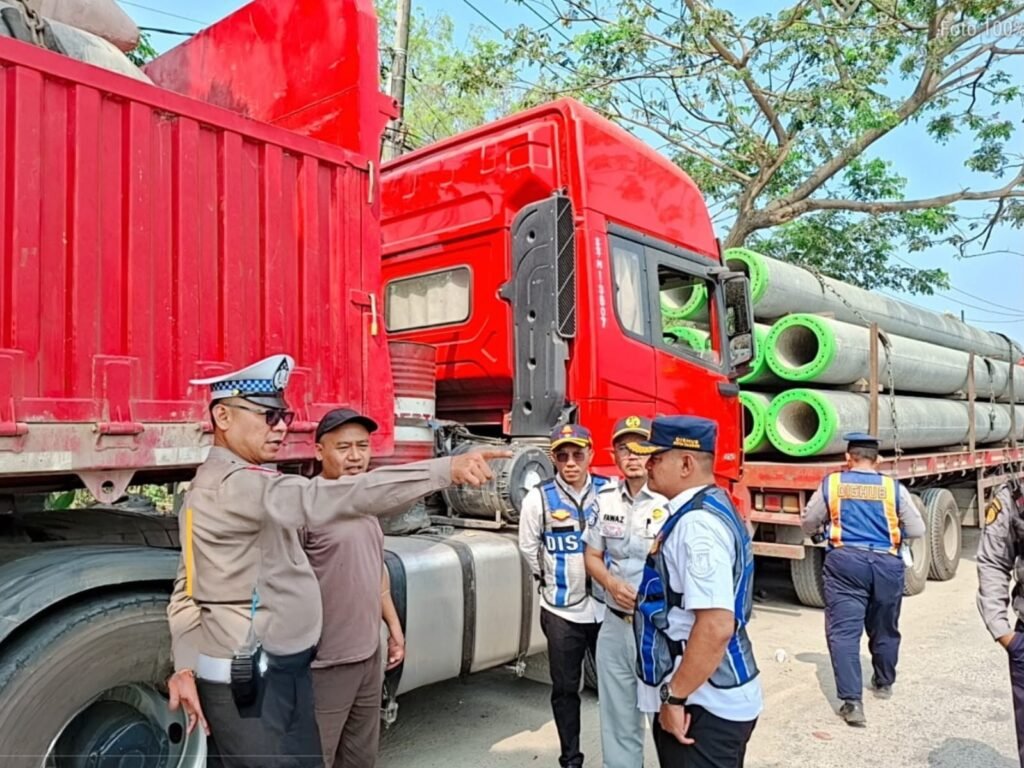 Komitmen Keselamatan Transportasi, Jasa Raharja Bersama Dishub dan Kamsel Polres Cilegon Tertibkan Truk Parkir Sembarangan di Jalan Lingkar Selatan