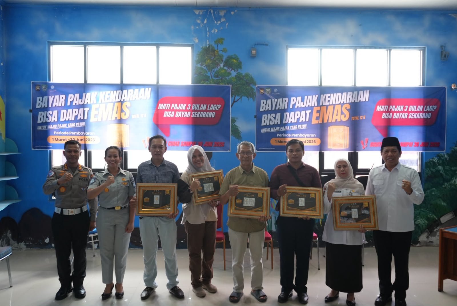 Tim Pembina Samsat Provinsi Bengkulu Serahkan Apresiasi Emas kepada Wajib Pajak Patuh