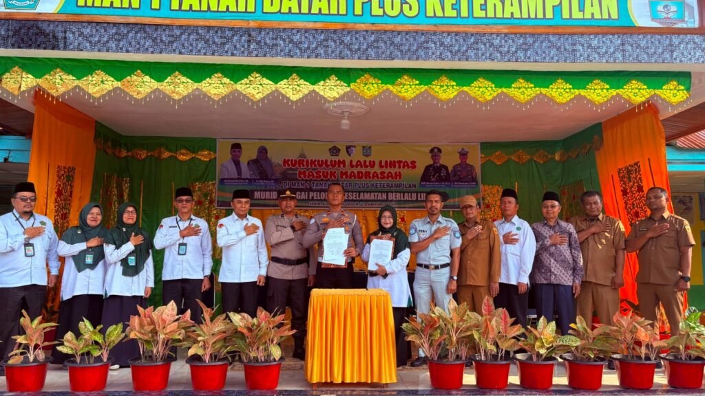 Jasa Raharja Dukung Implementasi Kurikulum Lalu Lintas di Madrasah Melalui Penandatanganan MoU di Tanah Datar