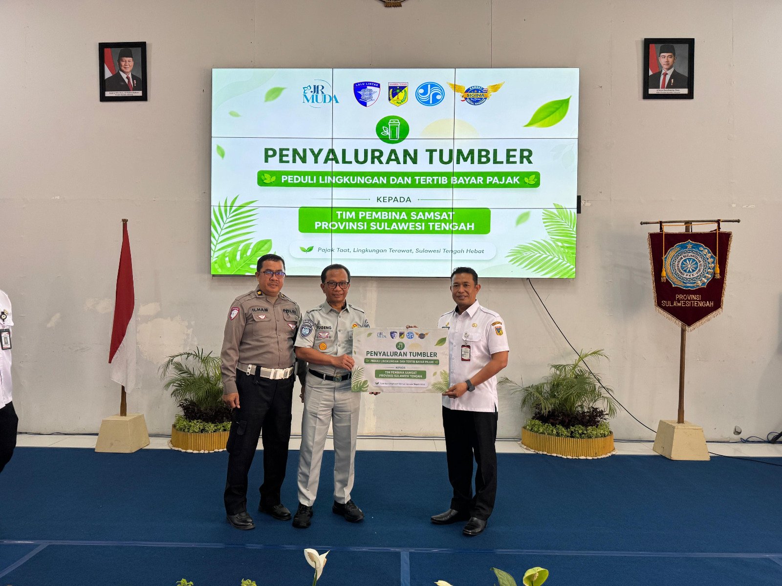 Jasa Raharja Sulawesi Tengah Serahkan Bantuan Tumbler kepada Tim Pembina Samsat untuk Dukung Peningkatan Kepatuhan Pajak Kendaraan Bermotor