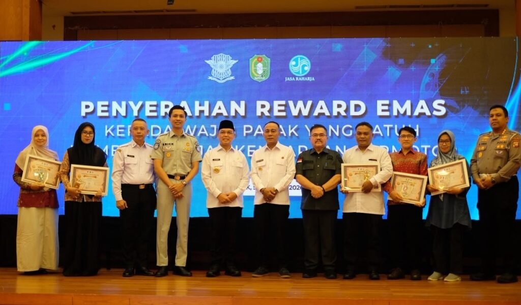 Gubernur Kalbar Bersama Tim Pembina Samsat Serahkan Reward Emas kepada Wajib Pajak Patuh