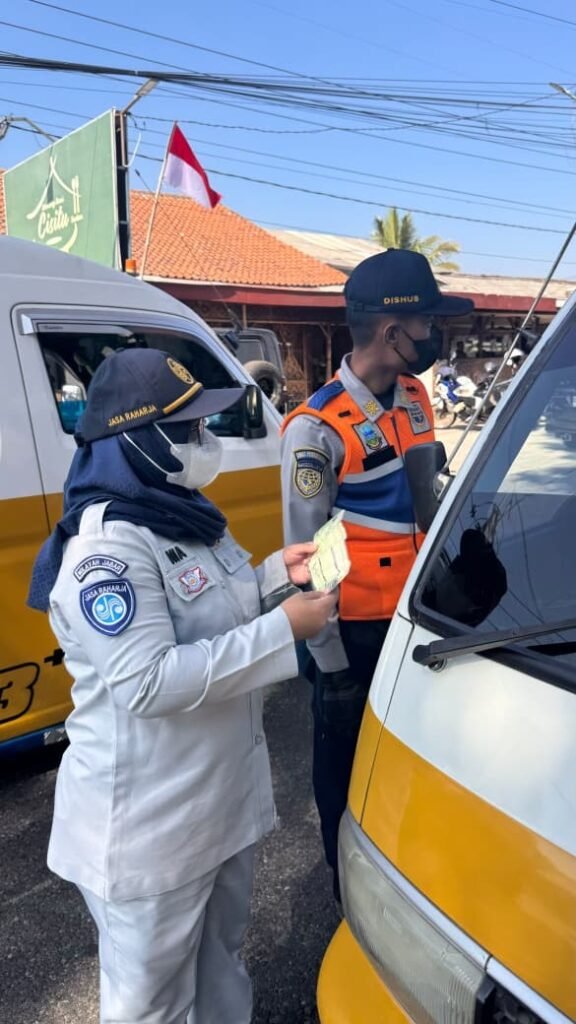 PJ Samsat Garut Bersama Tim Pembina Samsat Kabupaten Garut Laksanakan Operasi Gabungan di Cisitu Padarek