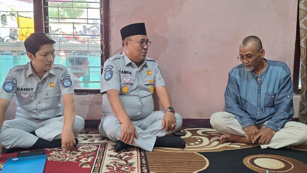 PT Jasa Raharja (Persero) Kanwil Utama Jawa Barat serahkan santunan korban Meninggal Dunia KM Virgo Transport 8 di Kabupaten Cirebon