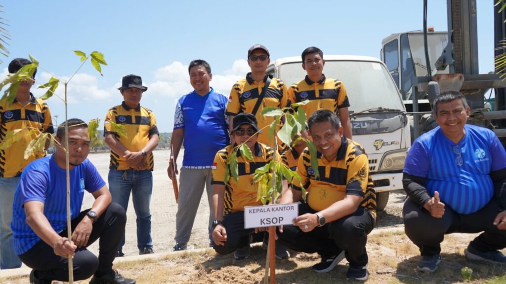 Jasa Raharja Kantor Wilayah Sulawesi Tenggara Salurkan Bantuan Bibit Tanaman untuk Penghijauan di Pelabuhan Bungkutoko