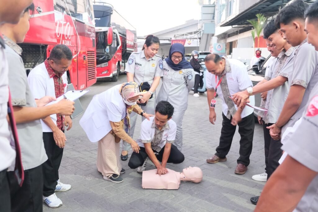 Gencarkan Kampanye Bulan Keselamatan Transportasi, Jasa Raharja Sulsel Periksa Kesehatan Puluhan Kru dan Penumpang Bus