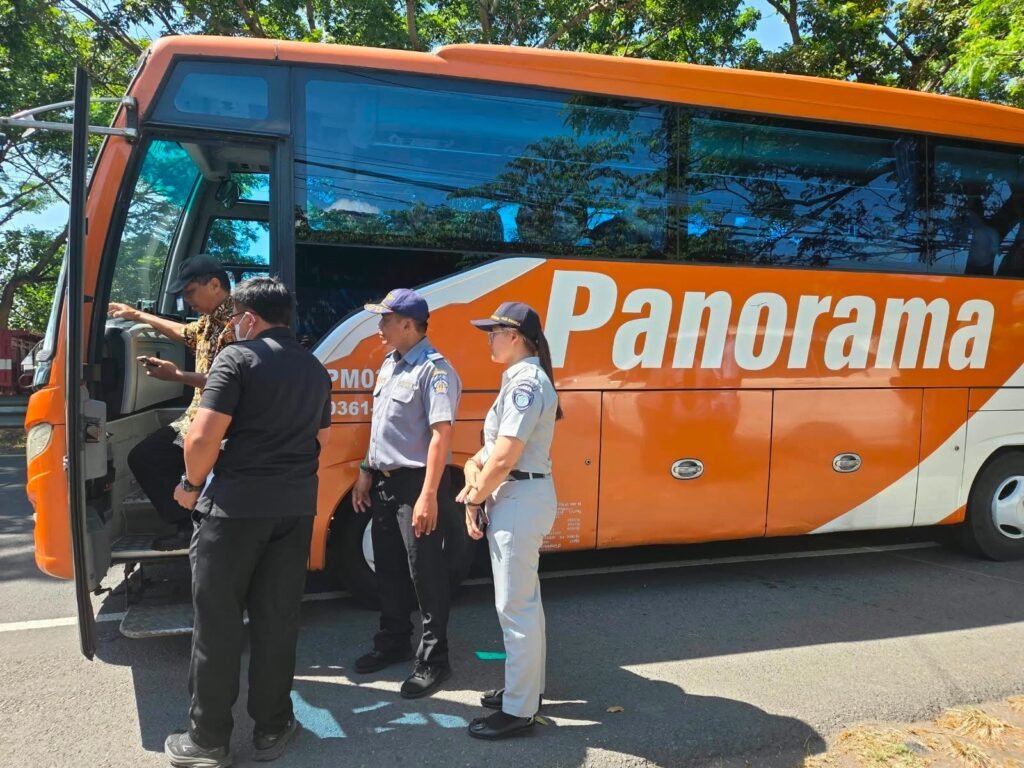 Menjaga Perjalanan Tetap Aman, Jasa Raharja Bali Turun dalam Pengawasan Angkutan di Jl. Bypass Prof. Dr. Ida Bagus Mantra