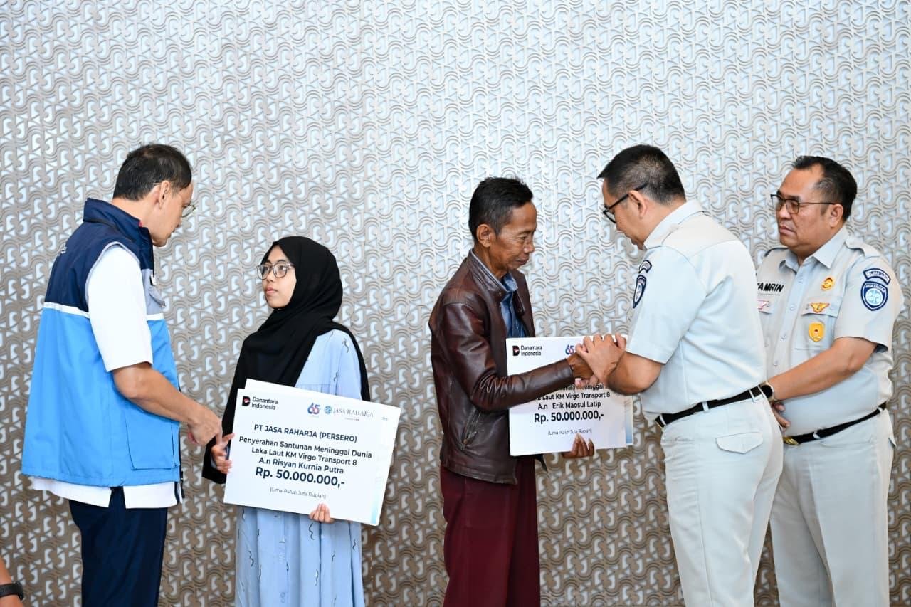 Jasa Raharja Serahkan Santunan kepada Dua Ahli Waris Korban KM Virgo Transport 8 di Jawa Barat