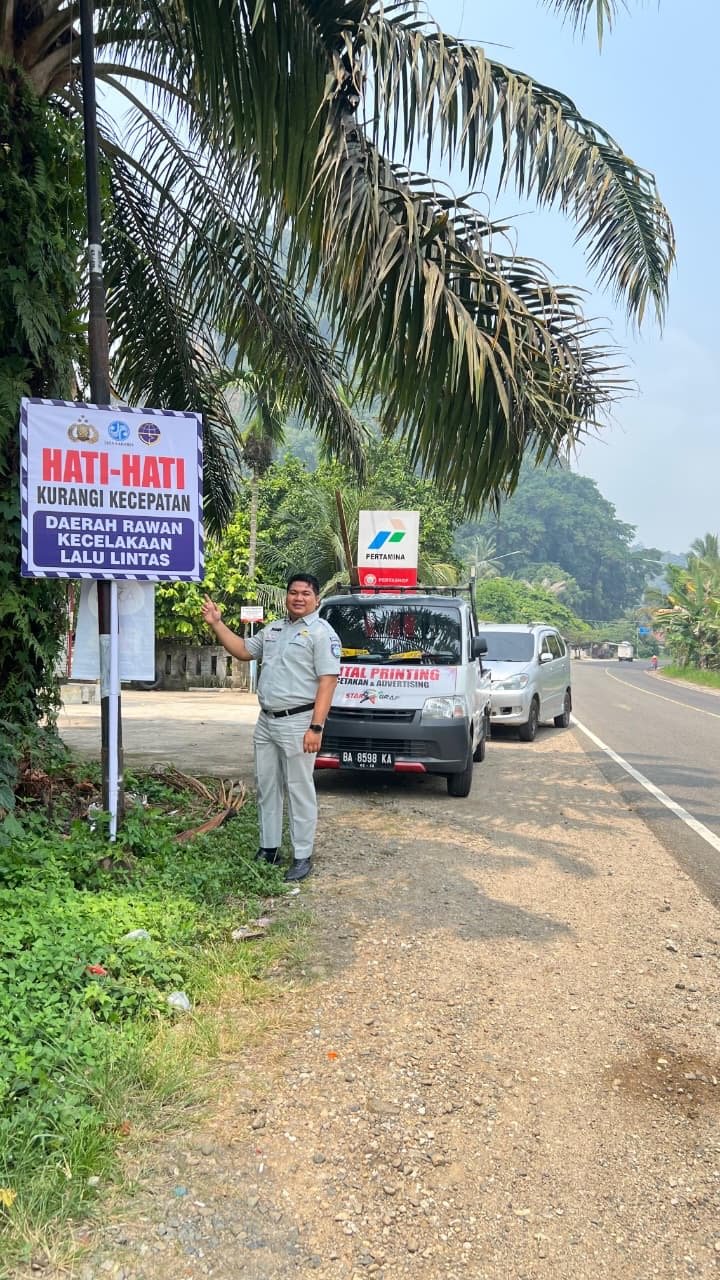 Jasa Raharja Sumbar Bersama Gakkum Satlantas Sijunjung Pasang Papan Imbauan di Tiga Titik Rawan Laka
