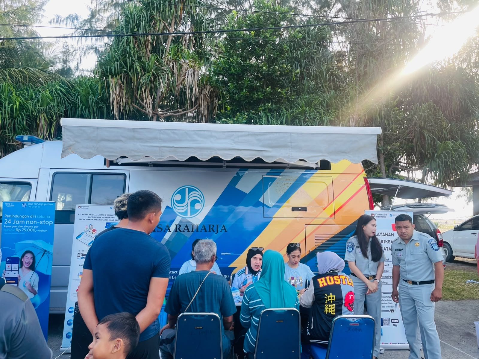 Jasa Raharja Papua Hadir di Car Free Day Holtekamp, Berikan Layanan Kesehatan Gratis dan Apresiasi Wajib Pajak Patuh