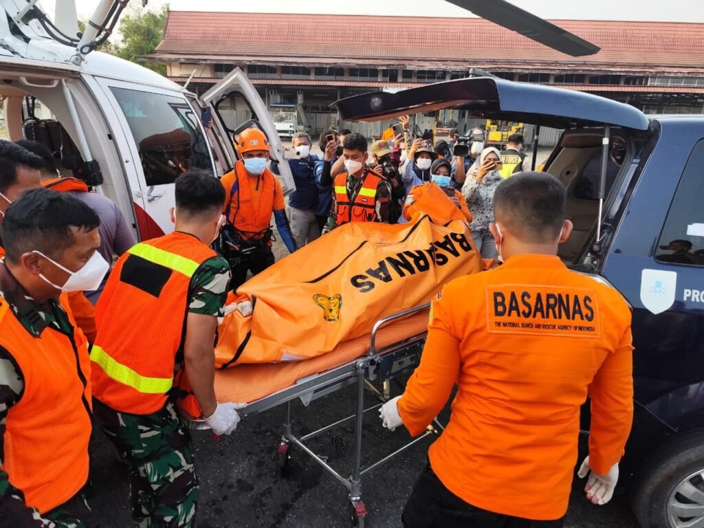 Perkuat Operasi SAR, Polri Kerahkan Helikopter Evakuasi Jenazah KM Virgo