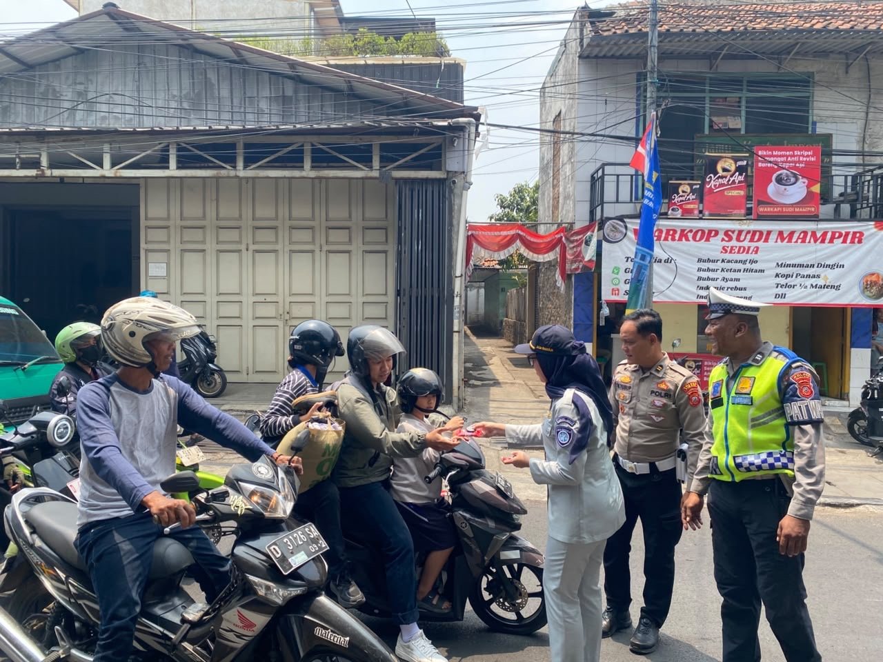 Jasa Raharja Kanwil Jawa Barat dan Polres Cimahi Hadir di Daerah Rawan Laka, Tebarkan Pesan Keselamatan kepada Pengguna
