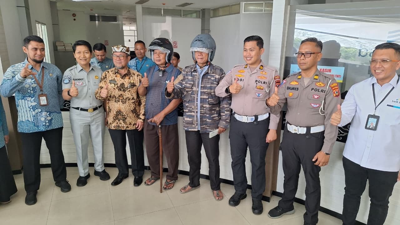 Memperkuat Budaya Customer Centric, PT Jasa Raharja (Persero) Cirebon Peringati Hari Pelanggan Nasional dengan Berikan Helm kepada Wajib Pajak yang Patuh serta Glorifikasi Layanan Digital “Jasfren” di Samsat Kab Cirebon