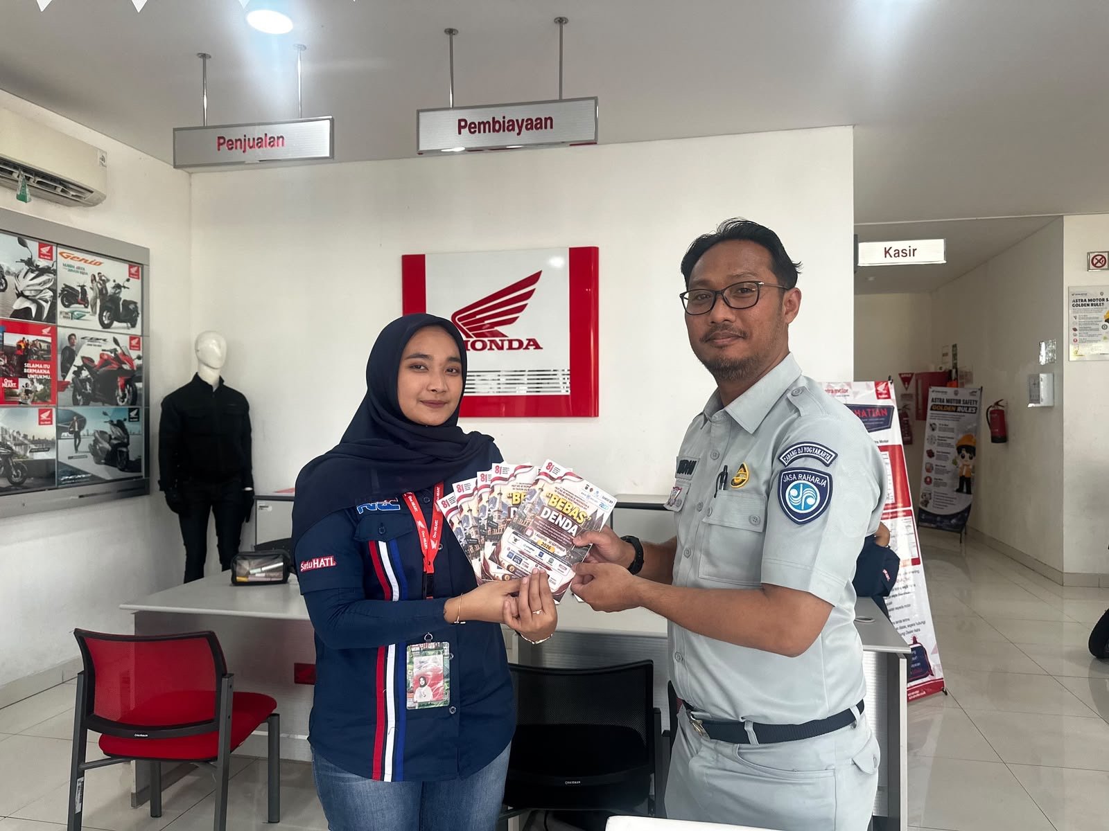 Hadir Lebih Dekat, Jasa Raharja Sosialisasikan Program Bebas Denda di Astra Motor Wonosari