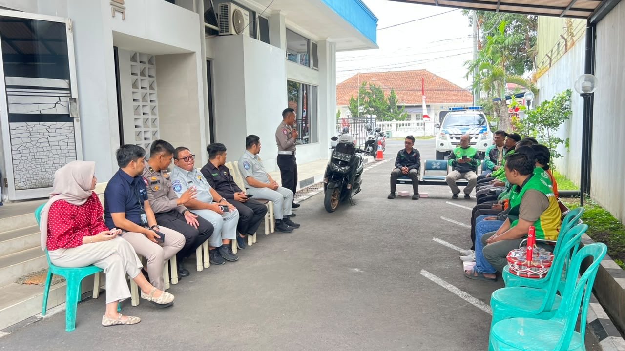 Jasa Raharja Cabang Tasikmalaya Gelar Sosialisasi Safety Riding dan Pelatihan PPGD bagi Komunitas Ojek Online