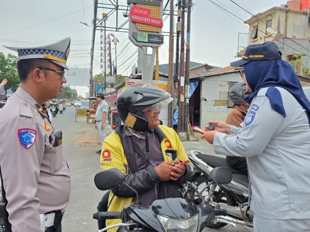 Tingkatkan Keselamatan Lalu Lintas, PT Jasa Raharja (Persero) Cabang Cirebon Gencarkan Edukasi Keselamatan Melalui Aksi Simpatik di Daerah Rawan Laka