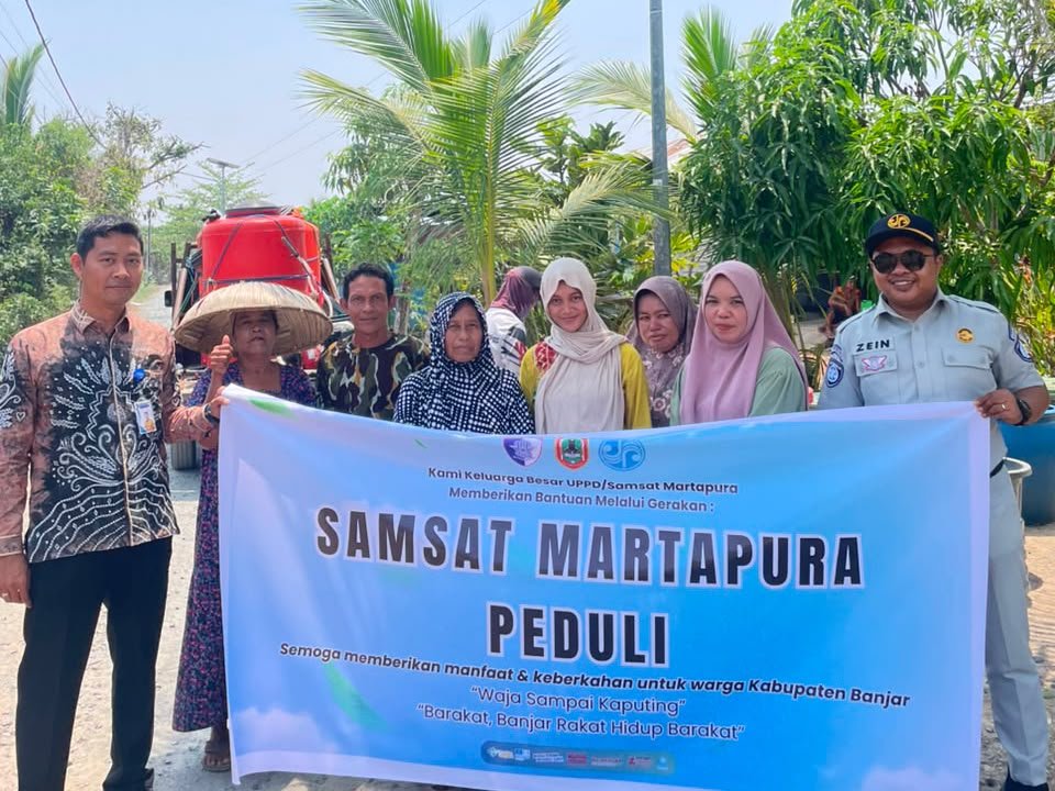 Tim Pembina Samsat Martapura Salurkan Air Bersih untuk Warga Aluh-Aluh melalui Samsat Peduli