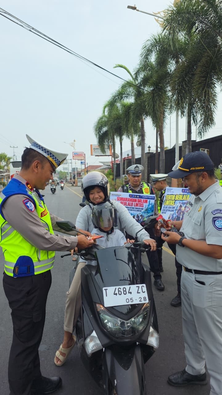Jasa Raharja dan Polres Subang Gelar Aksi Simpatik, Ajak Pengendara Jadikan Keselamatan sebagai Prioritas