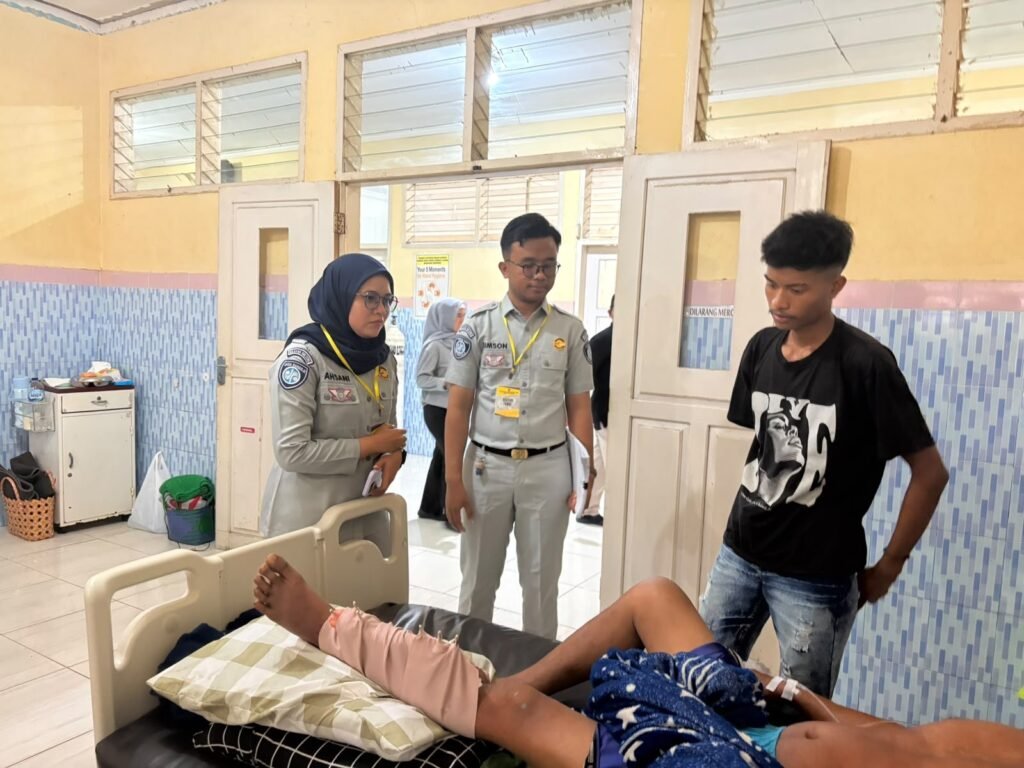 Samsat Luwuk Laksanakan Giat SENYUMJR dan Sosialisasi Manfaat SWDKLLJ kepada Korban Kecelakaan di RSUD Luwuk