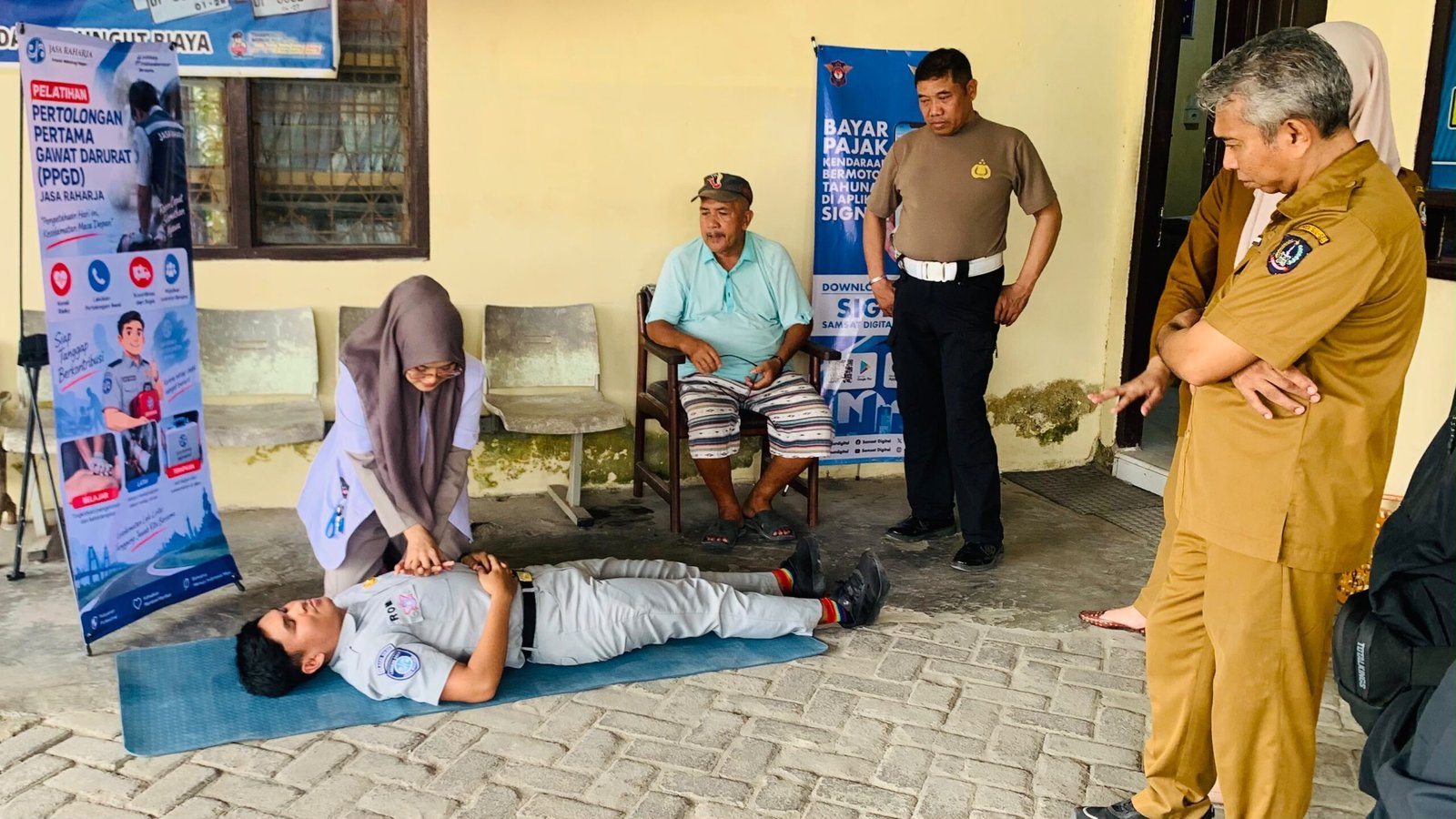 PT Jasa Raharja (Persero) Cabang Parepare Gelar Pemeriksaan Kesehatan Gratis (MUKL) dan Sosialisasi Pertolongan Pertama Gawat Darurat (PPGD) di Samsat Barru